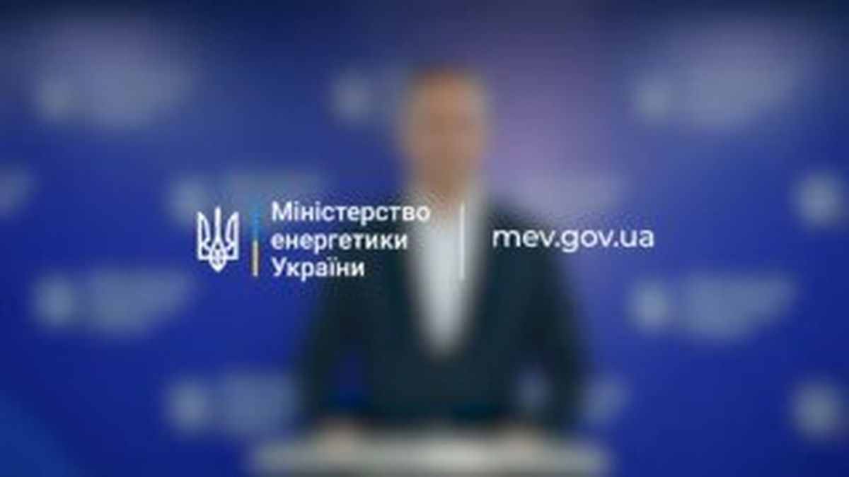 Аварійно-відновлювальна бригада працює на пошкодженому енергооб'єкті після російського удару по семи областях України 20 жовтня