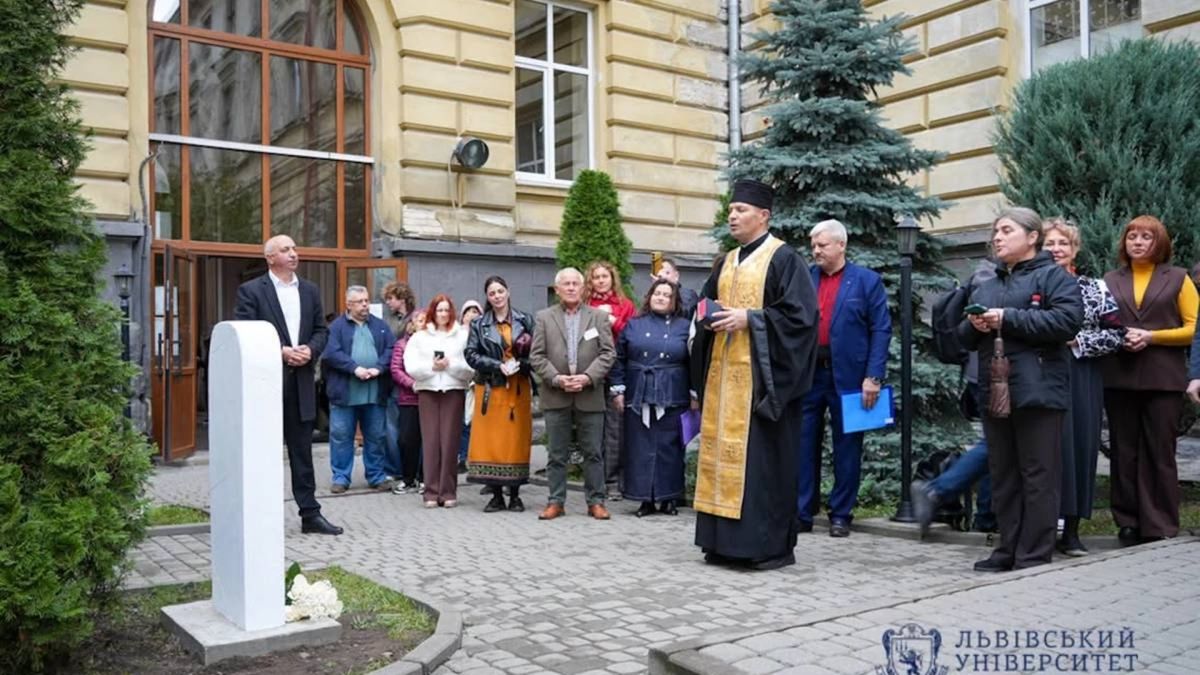 Урочисте відкриття та освячення стели «Шляху Святого Якова» у дворику географічного факультету ЛНУ ім. Франка у Львові