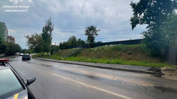 Пошкоджений хідник і забруднена проїжджа частина на вулиці Пасічній у Львові після будівельних робіт