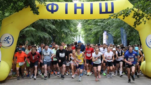 Учасники Всеукраїнського забігу пам'яті у Стрийському парку у Львові — понад 1500 осіб вшанували загиблих захисників