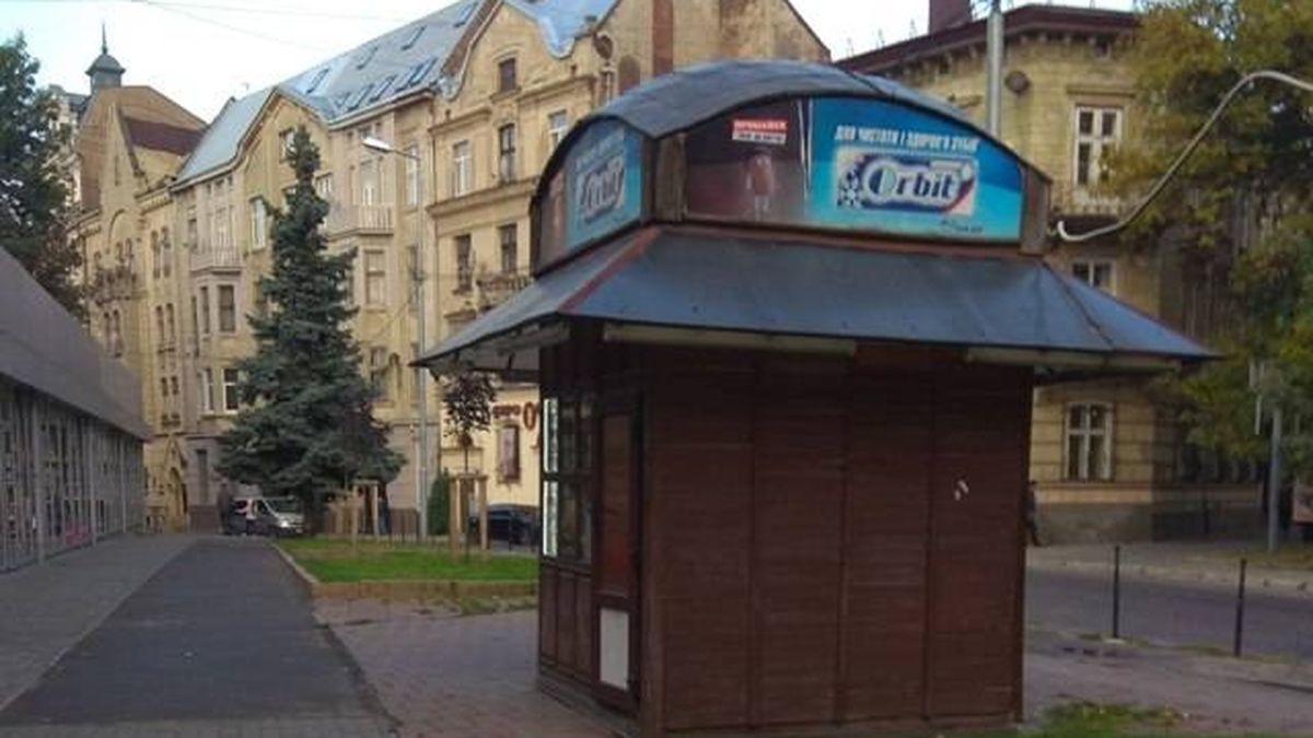 Тимчасові споруди — кіоски підприємця на вулиці Чернівецькій у Залізничному районі Львова площею 76 м², щодо яких суд зобов'язав ЛМР внести зміни до п