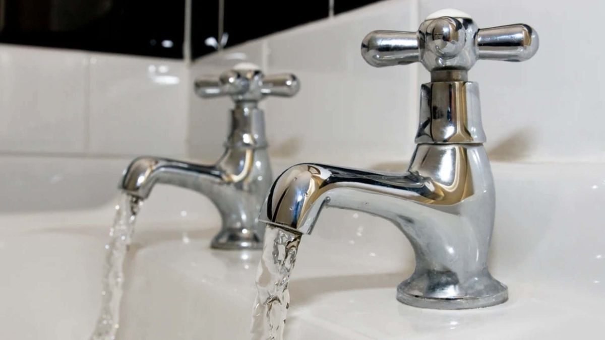 Вода тече з двох кранів умивальника — ілюстративне фото про водопостачання
