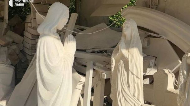Скульптор Іван Одноріг із села Демня на Львівщині працює над відновленням кам'яних скульптур у рамках родинного каменярського ремесла