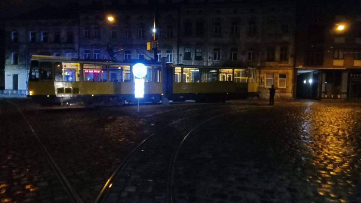 Трамвай на вулиці Гайдамацькій у Львові зійшов з рейок на перехресті з Замарстинівською близько 04:20, заблоковано маршрут №9