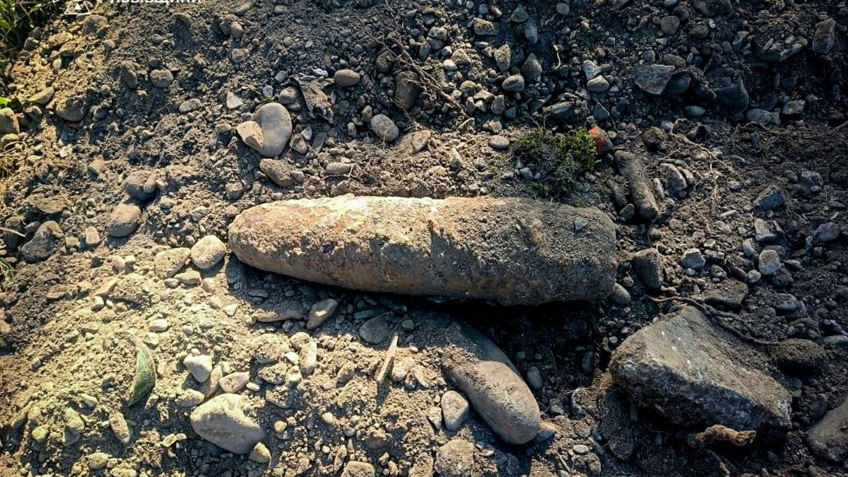 Піротехніки ДСНС знищують 76-мм артилерійський снаряд часів Другої світової, знайдений у селі Грабовець Стрийського району
