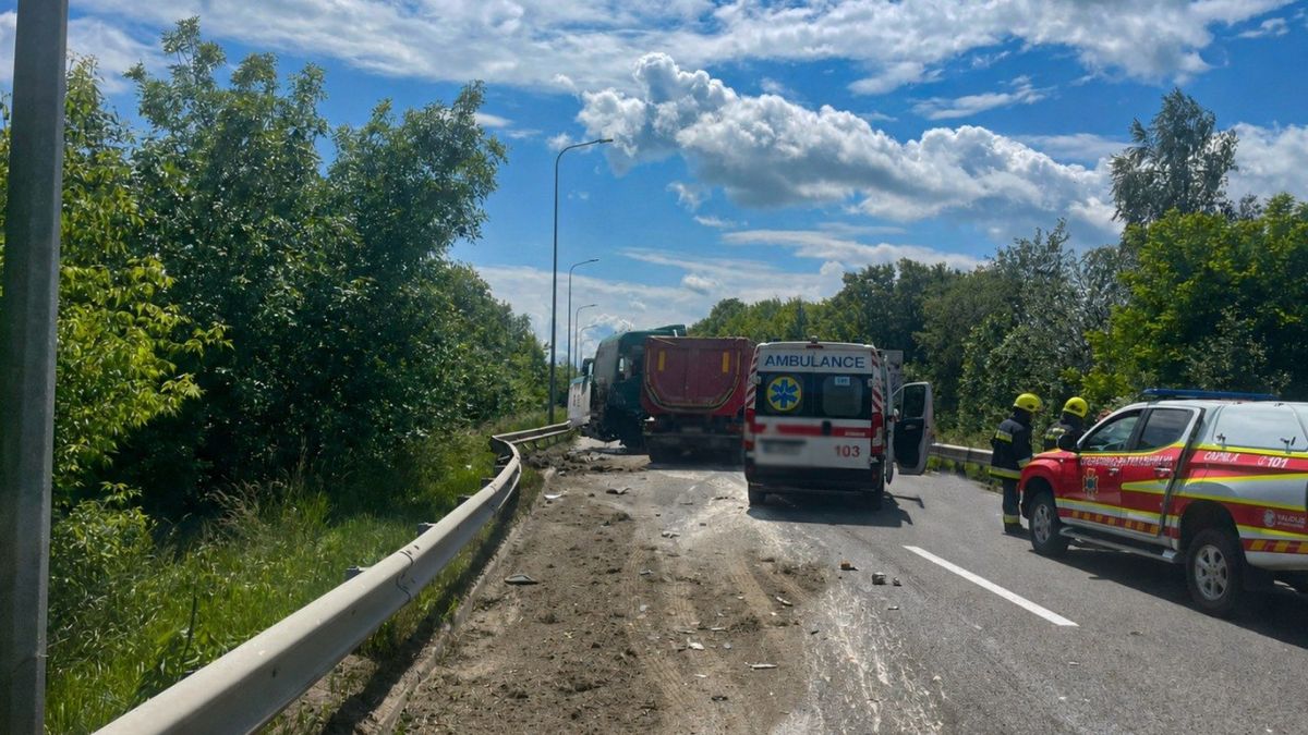 Рятувальники деблокують водія з понівеченого Mercedes-Benz 413 після зіткнення з MAN у Малечковичах, 17 червня