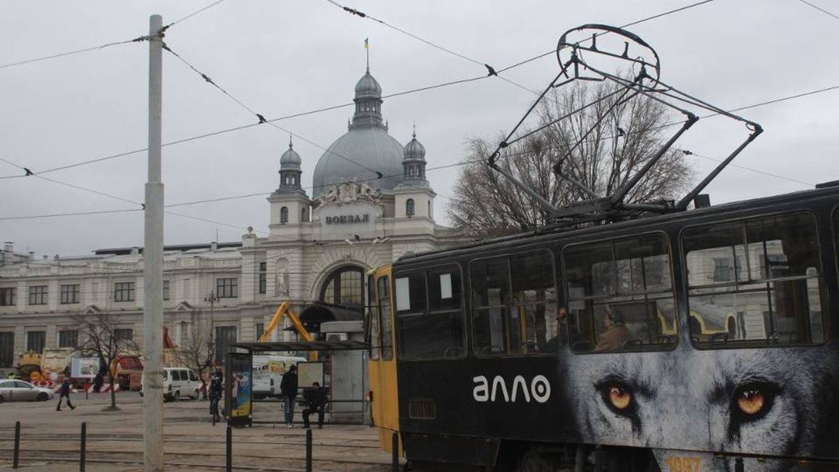 Кіоск на площі Двірцевій у Львові, щодо якого Львівська міська рада виграла судовий спір про демонтаж МАФу