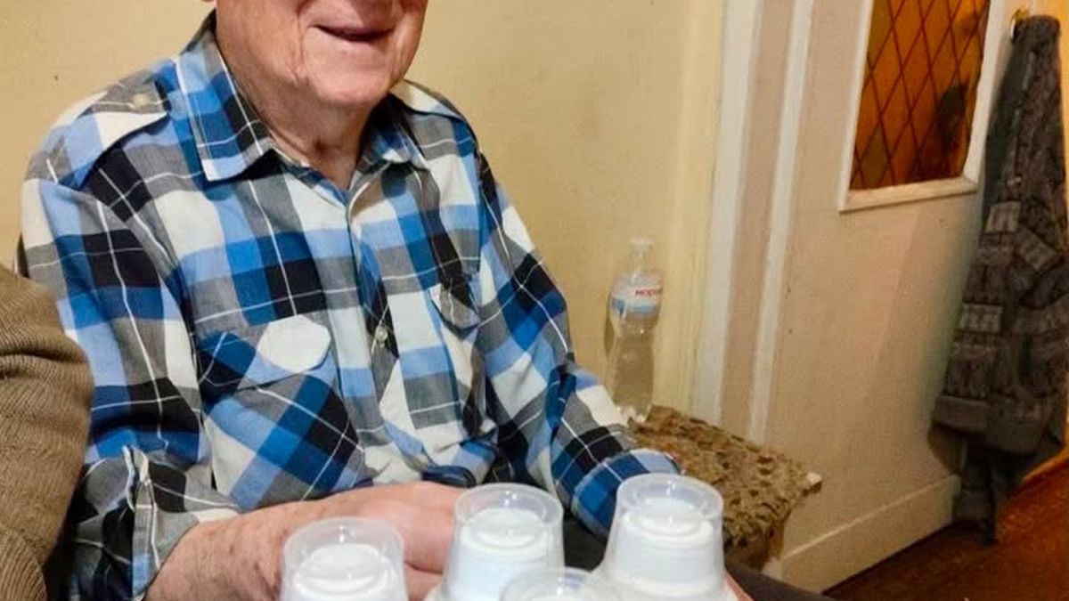 Підопічні проєкту «Домашня опіка» «Карітас Львів УГКЦ» отримують медикаменти та окуляри для зору від організації у Львові