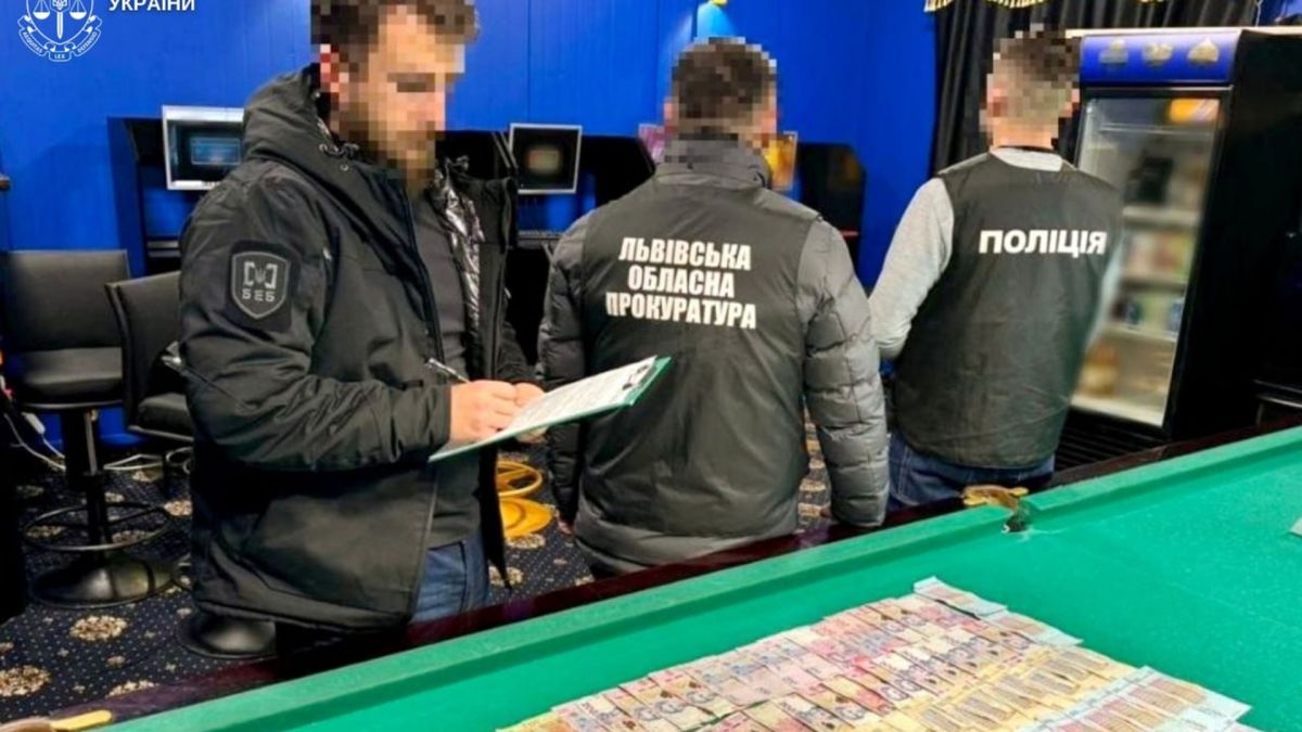 Нелегальне казино у Мостиськах та Шегинях: шістьох учасників ОЗГ скеровано до суду, сьомий у розшуку