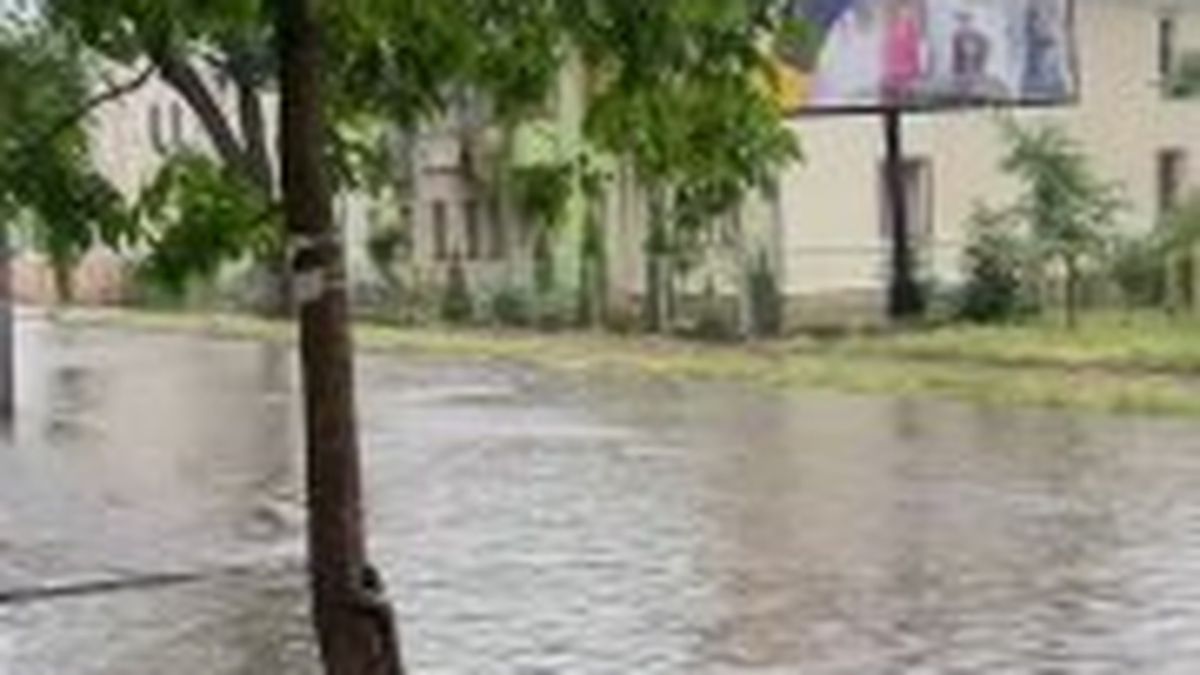 Підтоплена вулиця Богдана Хмельницького у Стрию на Львівщині після негоди.. Внаслідок негоди у місті Стрий на Львівщині підтопило вулицю Богдана Хмель