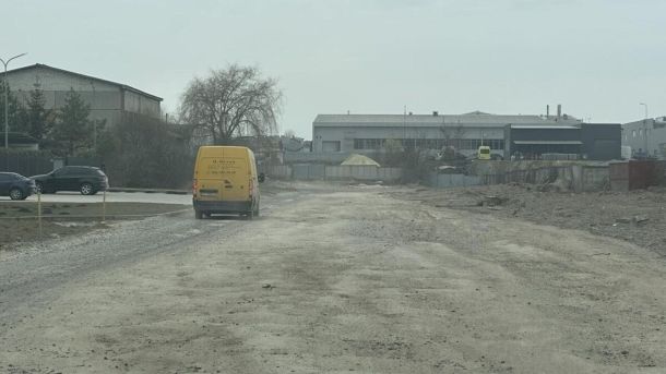 Ремонт вулиці Конюшинної у Залізничному районі Львова: укладання асфальту від будинку №19 до межі міста