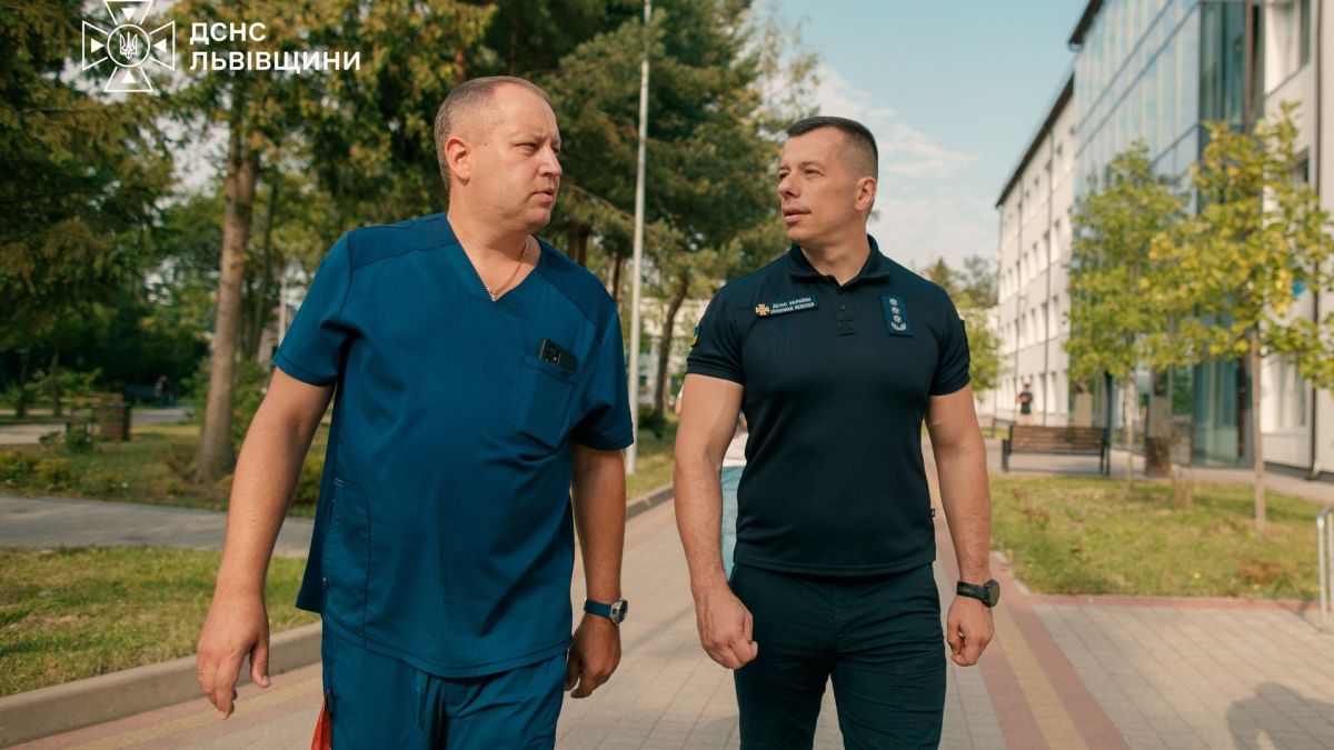 Рятувальники ДСНС працюють на місці ракетного удару по житлових будинках Львова 30 липня — один боєць отримав осколкове поранення