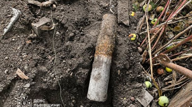 Сапери ДСНС Львівщини вилучають 76-міліметровий артилерійський снаряд часів Другої світової війни, знайдений у Давидові під час земляних робіт
