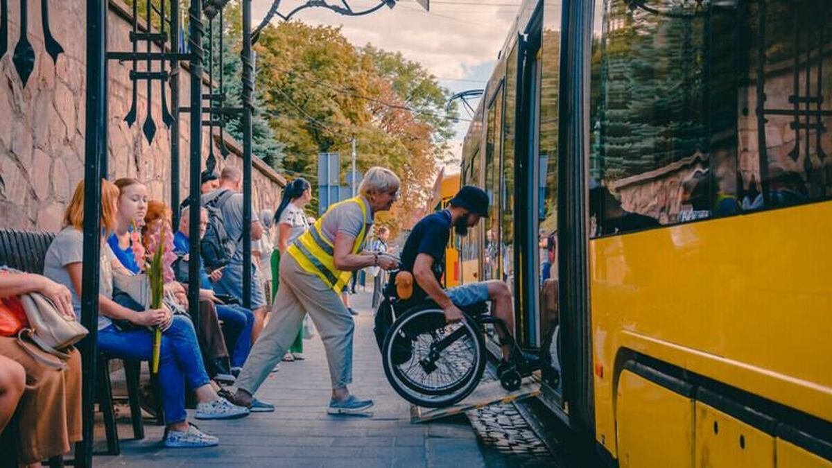Підписання меморандуму про навчання з безбар'єрності для водіїв комунального транспорту Львова між Львівелектротрансом, АТП-1 та ГО «Група активної ре