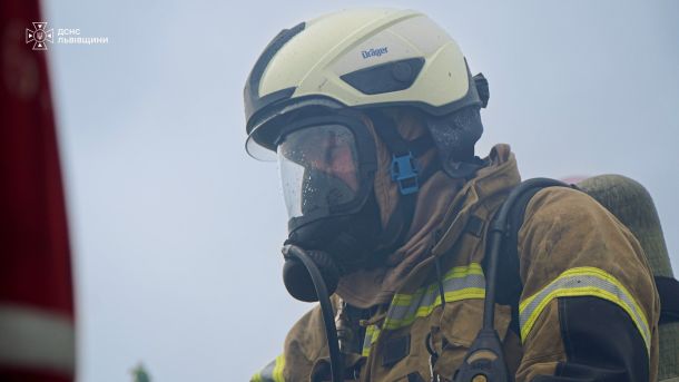 Рятувальники ДСНС гасять пожежу у квартирі дев'ятиповерхівки на вулиці Радість у Львові, площа займання 20 кв. м