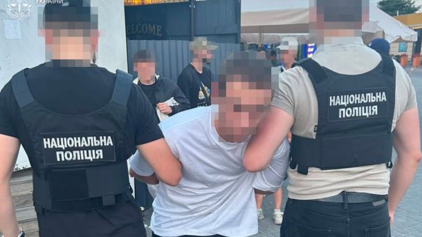 Двоє киян виманили у 72-річного львів'янина 16 000 доларів та 2 600 євро під виглядом допомоги доньці після аварії у Львові