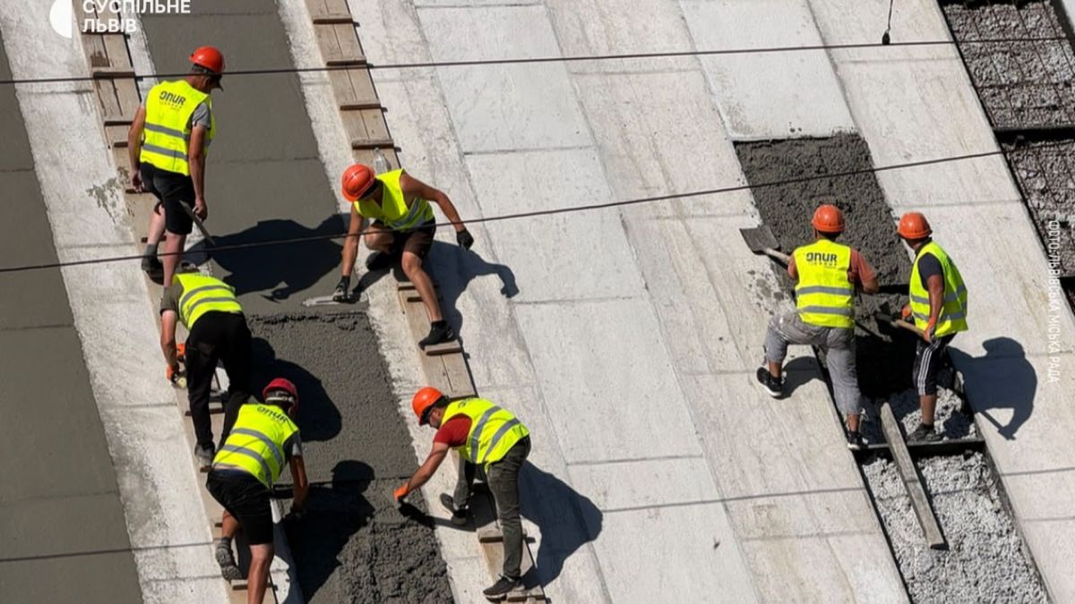 Будівництво шляхопроводу в Рясному у Львові: влаштування буронабивних паль та бетонування схилу на вулицях Ковча і Шевченка