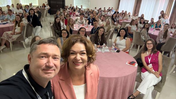 Учасники Літньої школи Амбасадорів здоров'я — 140 молодих людей з 20 областей України — на навчанні на Львівщині