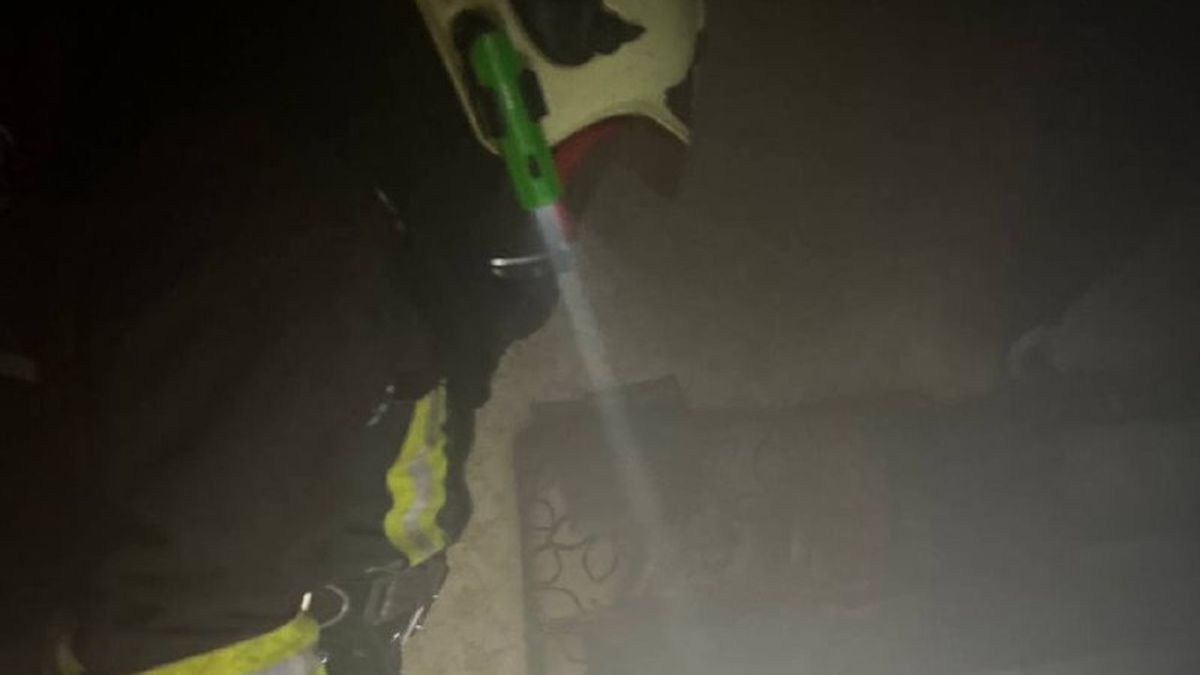 Рятувальники ліквідують пожежу у квартирі дев'ятиповерхового будинку в місті Шептицькому, де загинув чоловік