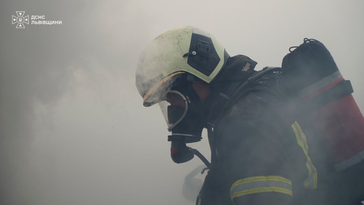 Рятувальники гасять пожежу в металевому ангарі в селі Підгороднє Золочівського району вночі, 21 жовтня
