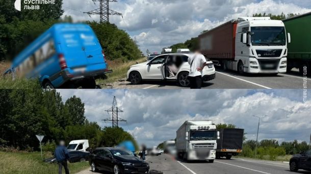 Місце зіткнення чотирьох транспортних засобів поблизу Львова 17 червня, двоє людей госпіталізовано