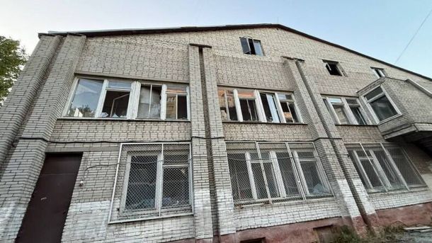 Пошкоджений фасад ліцею №15 у Львові після нічного ракетного обстрілу — вибито 140 вікон і пошкоджено покрівлю
