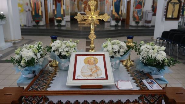 Ікона святого папи Івана Павла ІІ з капсулою крові, виставлена у храмі УГКЦ на Сихові у Львові