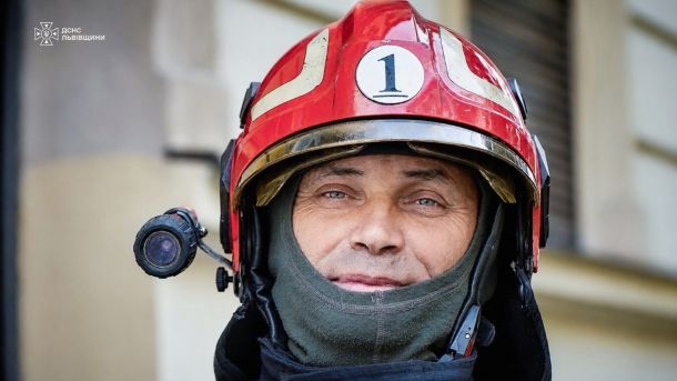 Рятувальники ДСНС Львівщини гасять пожежу — за добу ліквідовано 7 пожеж, врятовано 5 будівель і комбайн