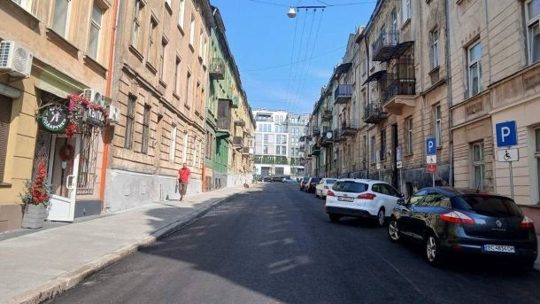 Відремонтована вулиця Сембратовичів у Львові з новим асфальтом та відремонтованими тротуарами, відкрита для проїзду