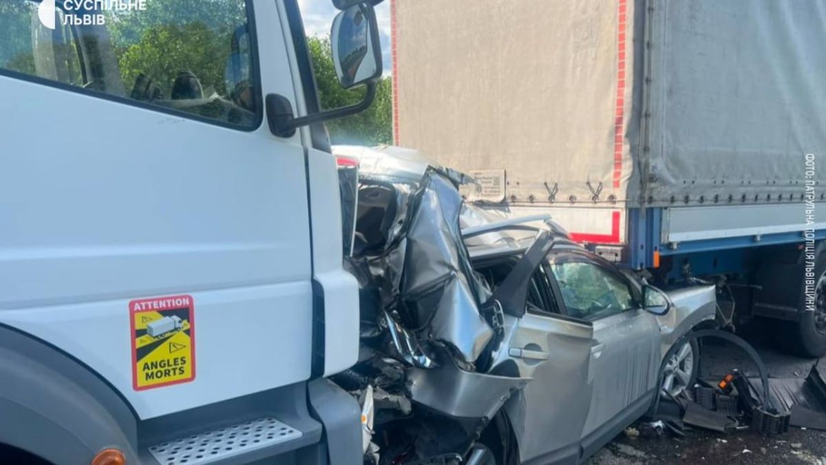 Зіткнення трьох транспортних засобів поблизу Бережан у Львівському районі, перекрито одну смугу руху