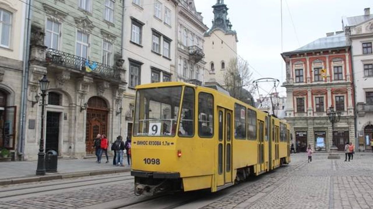 Трамвай на вулицях Львова — місто отримало 40 млн грн на роботу електротранспорту та зарплати двірників