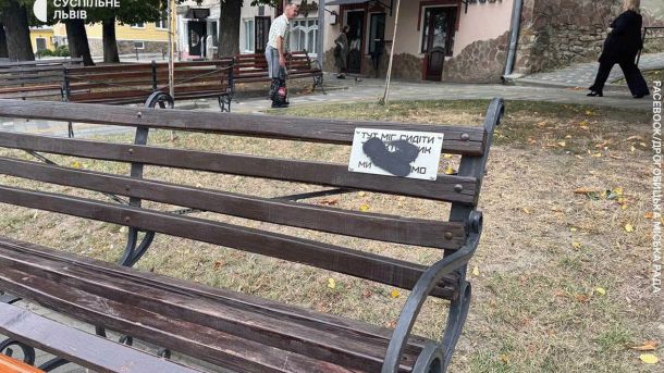 Пам'ятні таблички на честь зниклих безвісти військових у Дрогобичі, замальовані фарбою невідомими вандалами