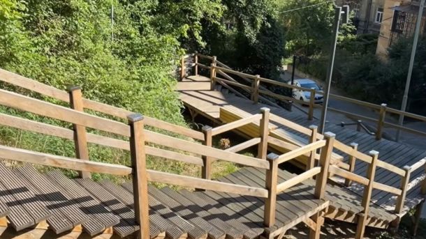 Нові дерев'яні сходи у парку «Знесіння» у Львові, що сполучають вулиці Личаківську та Старознесенську, вартістю 1,5 млн грн