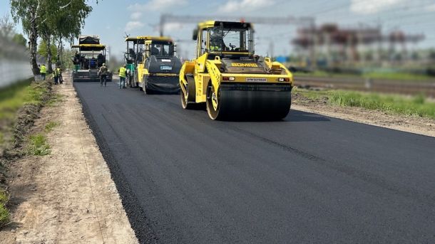 Перекрита вулиця Озерна у Волі-Гомулецькій під час укладання другого шару асфальту в межах капремонту вартістю 53,3 млн грн
