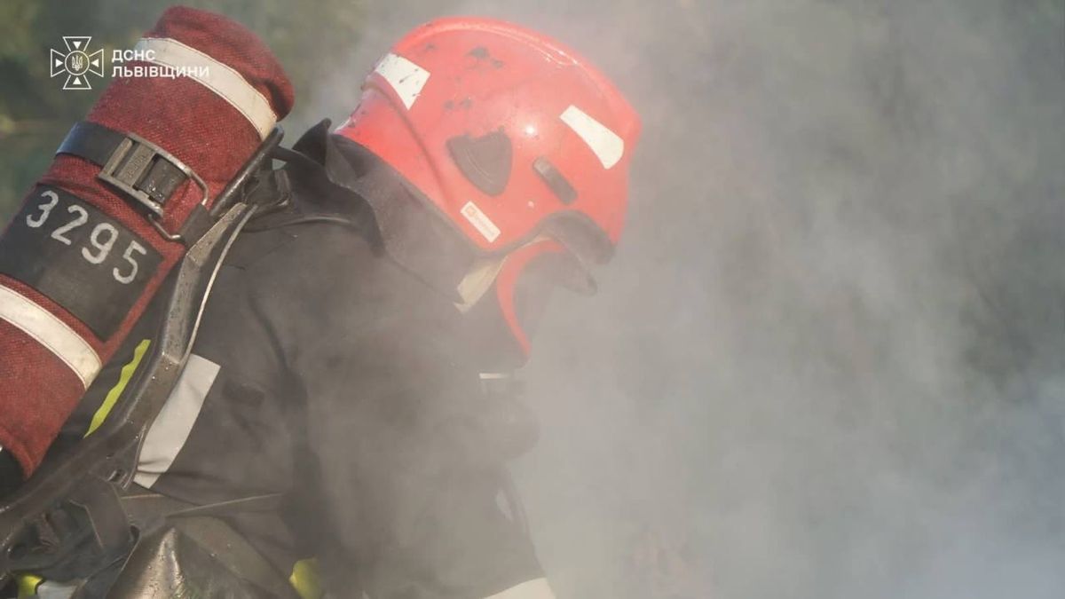 Рятувальники гасять пожежу в житловому будинку в селі Боянець Шептицького району, жінка госпіталізована до Львова
