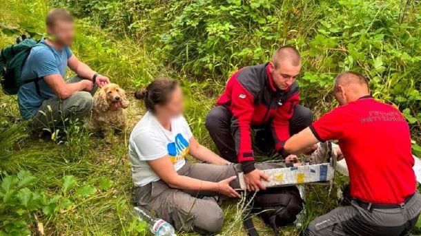 Рятувальники Славської гірської групи евакуюють туристку з переломом ноги з гори Кудрявець на Стрийщині