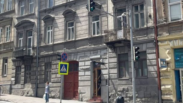 Будинок на вул. Городоцькій, 56 у Львові — пам'ятка архітектури, де власника зобов'язали демонтувати рекламні ролети з фасаду