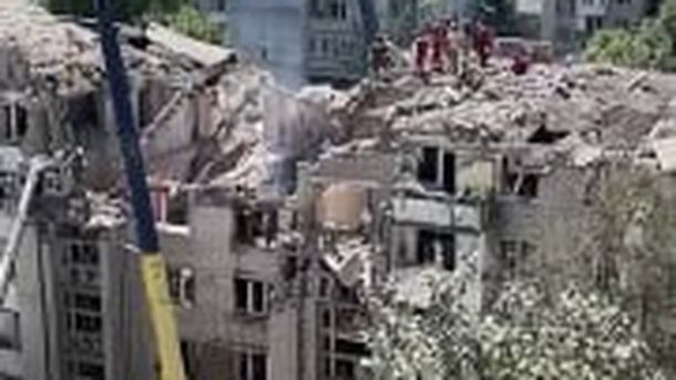 Рятувальники працюють на завалах житлового багатоповерхового будинку на вулиці Патона у Львові після російського удару