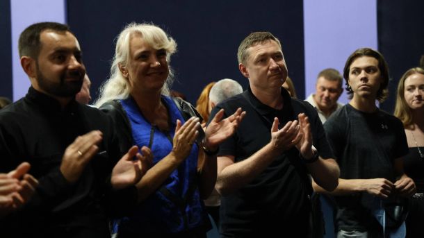 Прем'єра моновистави «Танго капелана» у Будинку офіцерів Львова: актор Ярослав Нудик на сцені в ролі капелана