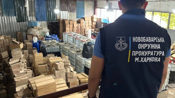 Контрафактна парфумерія та косметика вартістю 235 млн грн, вилучена під час обшуків у Харкові та Львові — 130 тонн продукції