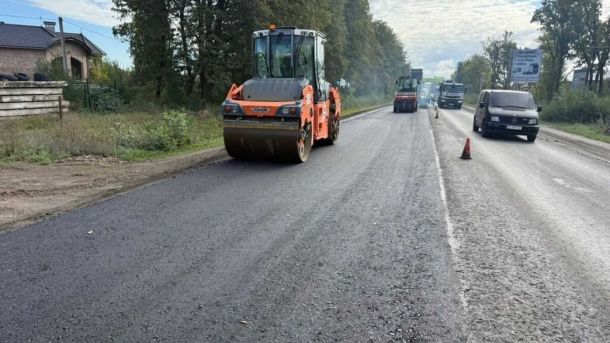 Дорожній коток на свіжоукладеному асфальті під час ремонту траси, ілюстративне фото
