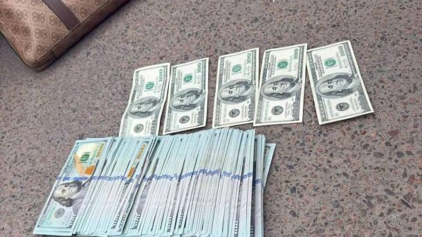 Корупційні гроші та документи з печаткою — ілюстративне фото до матеріалу про декларацію депутата ЛМР Кошулинського та готівку