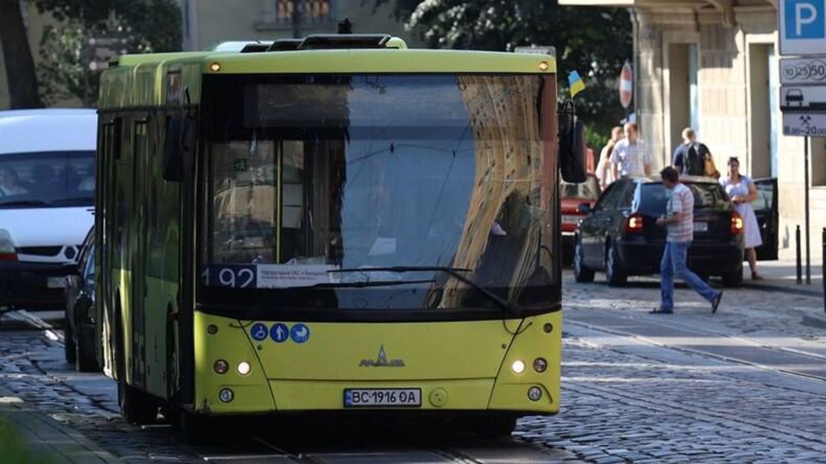 Автобус на вулиці Городоцькій у Львові — маршрути №14, 21, 27 і 92 змінюють схему руху через асфальтування