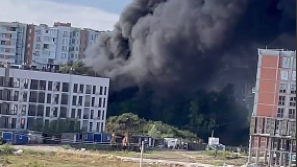 Пожежа на вулиці Трускавецькій у Львові — два гаражі охопив вогонь, густий дим видно з різних районів міста