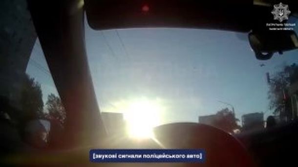 Львівські патрульні евакуюють мешканців із задимленого підʼїзду багатоповерхівки під час пожежі, одного госпіталізовано