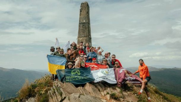 Учасники Gorgany КЕМП-2026 — ветерани та волонтери — у поході Верховинським Вододільним хребтом у Карпатах, понад 30 осіб
