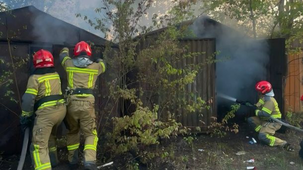 Рятувальники гасять пожежу двох гаражів на вулиці Трускавецькій у Львові 14 серпня, залучено 12 осіб та 3 одиниці техніки