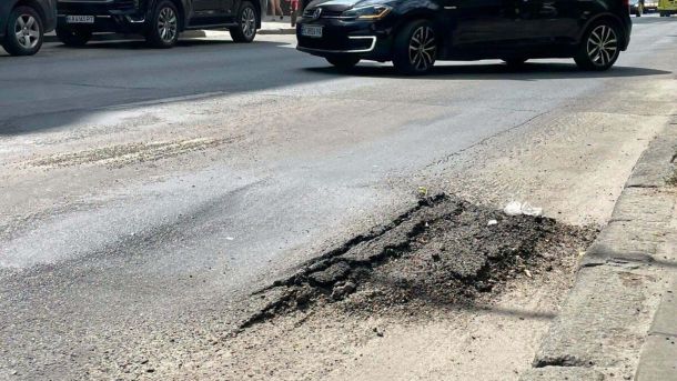 Ремонт дорожнього покриття на вулиці Зеленій у Львові — фрезерування та асфальтування аварійних ділянок протягом двох днів