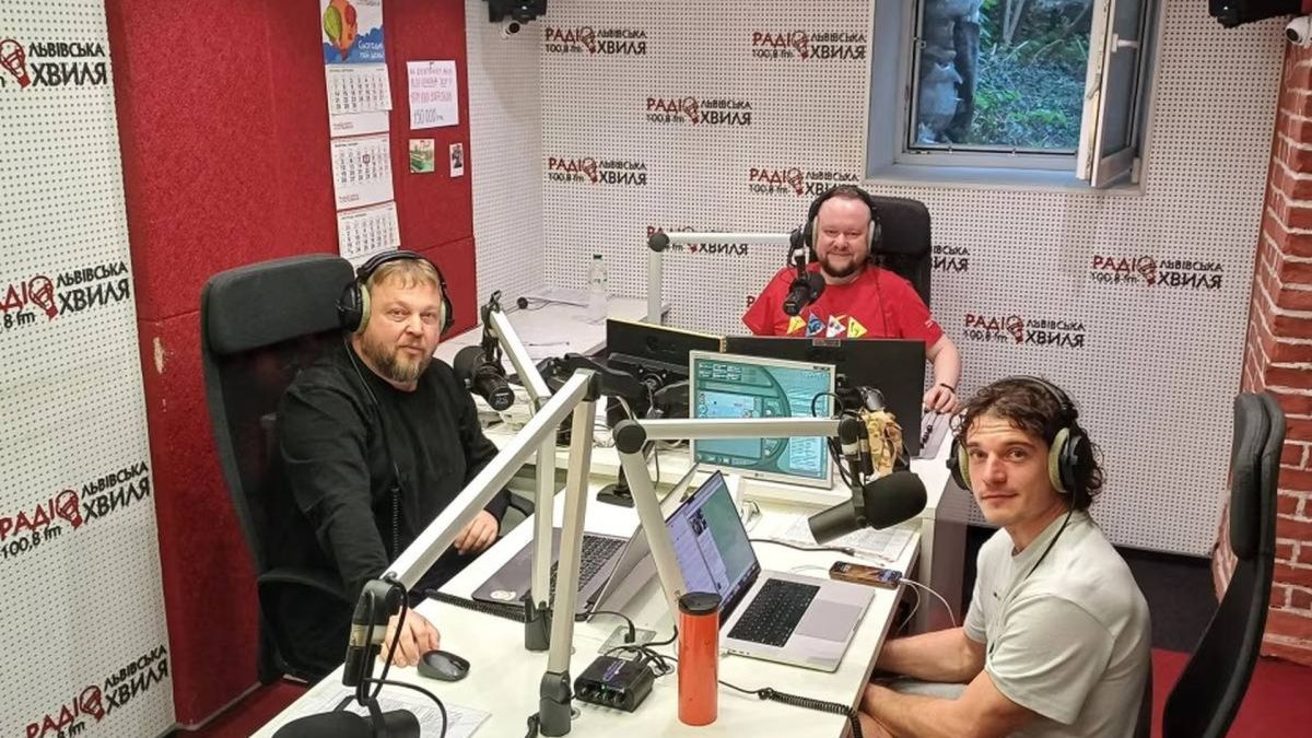 Ведучі шоу «Все й Одразу» Влодко Лучишин, Андрій Великий та Назар Гнатів зібрали 340 тисяч гривень на дефібрилятор для Львівського кардіоцентру