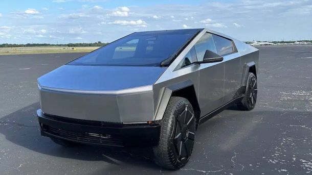 Поліцейські зупиняють Tesla Cybertruck на вулиці Торійській у Львові — водія підозрюють у керуванні в наркосп'янінні, 25 травня
